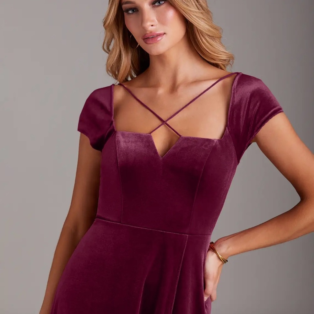 Elegant Burgundy Evening Gown - Picture 4 of 6